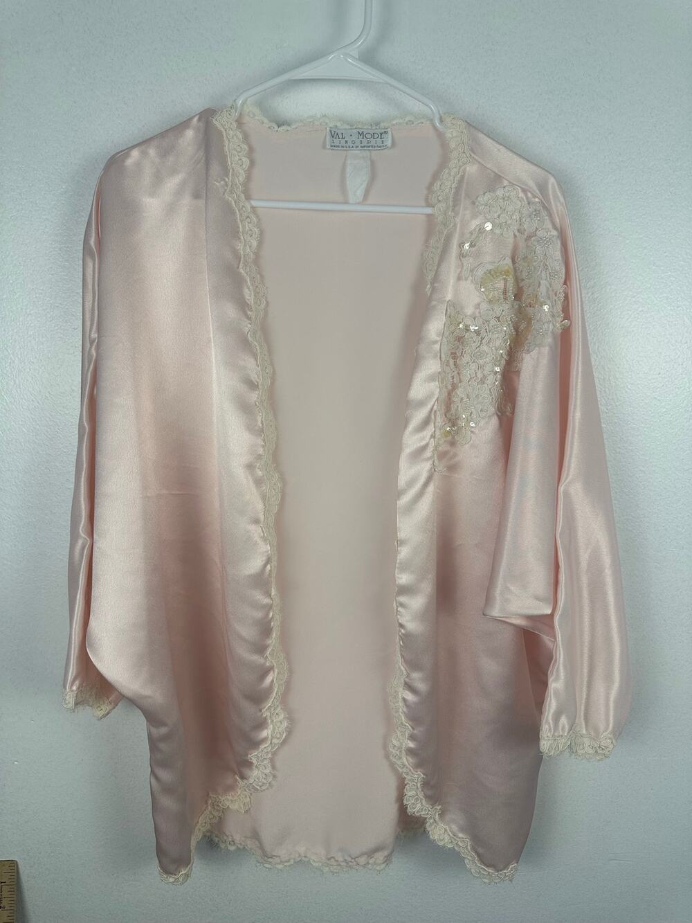 pink vintage Val Mode lingerie robe/bed coat delicate lace trim floral appliqué